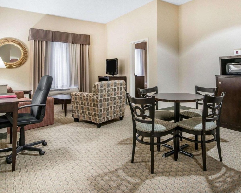 King Suite - Non-Smoking